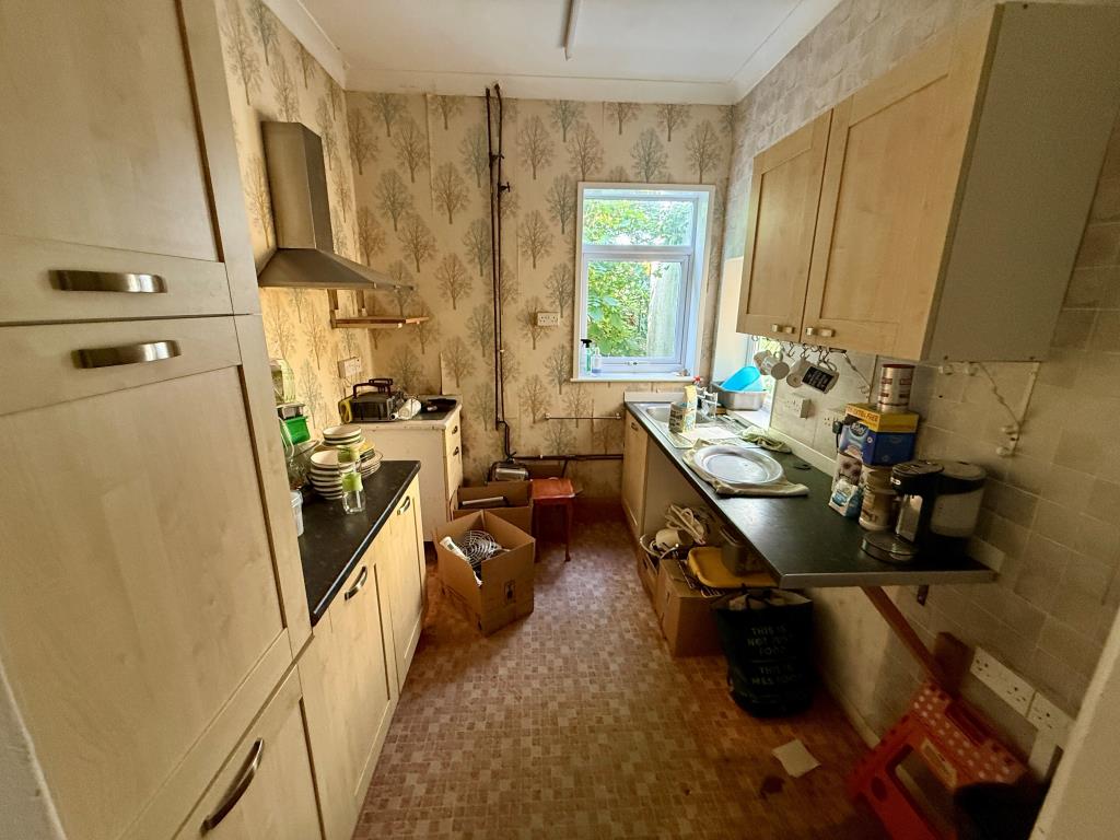 Lot: 1 - FOUR-BEDROOM HOUSE FOR IMPROVEMENT - Kitchen